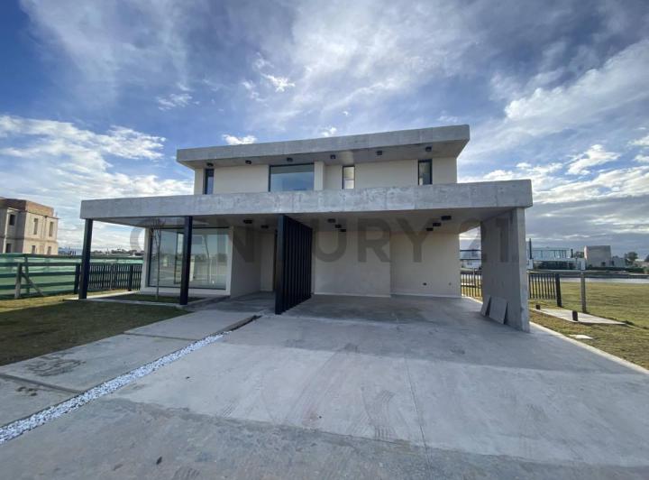 Casa · 201m² · 5 Ambientes · 2 Cocheras
