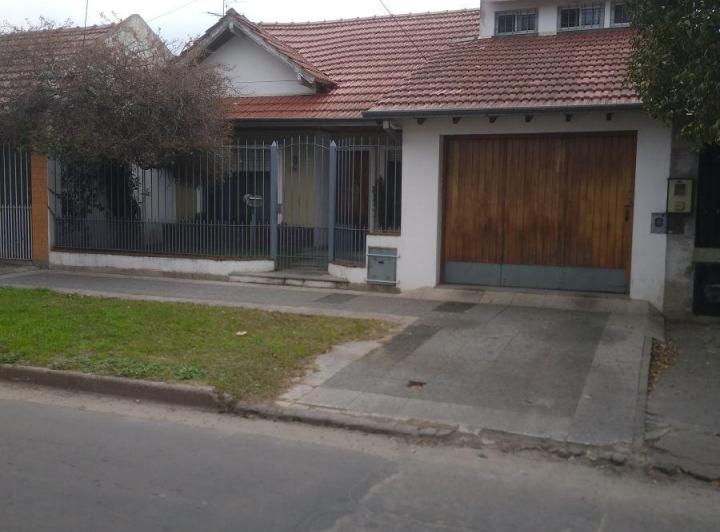 Casa · 180m² · 6 Ambientes · 2 Cocheras