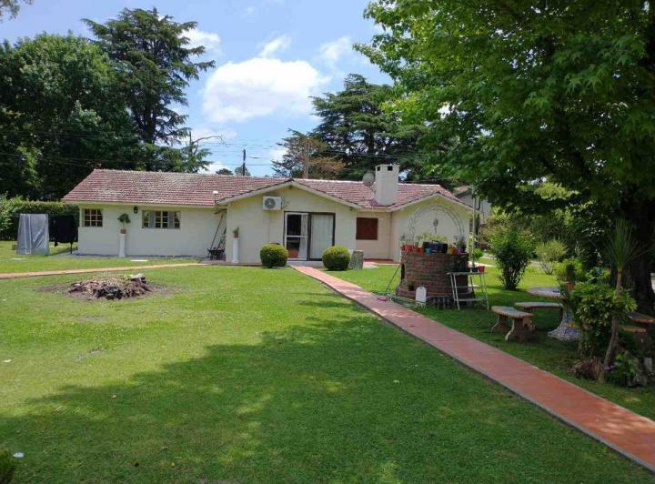 Casa · 390m² · 8 Ambientes · 1 Cochera
