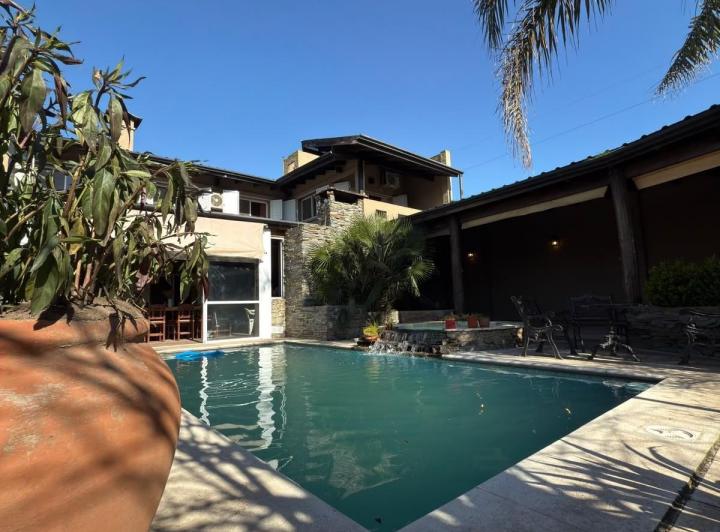 Casa · 200m² · 5 Ambientes · 4 Cocheras