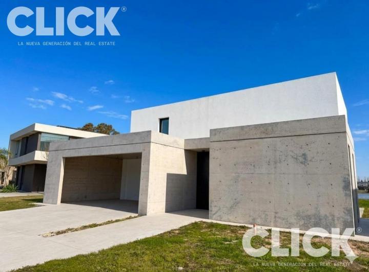 Casa · 250m² · 5 Ambientes · 4 Cocheras