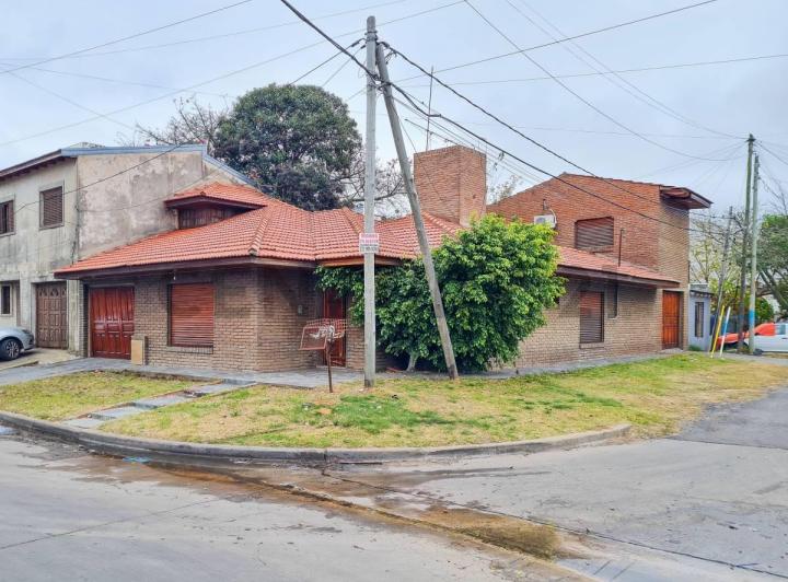 Casa · 180m² · 4 Dormitorios · 3 Cocheras