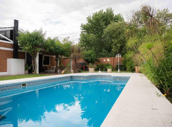 Casa · 215m² · 6 Ambientes · 3 Cocheras