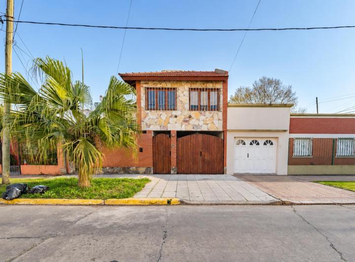 Casa · 180m² · 5 Ambientes · 1 Cochera