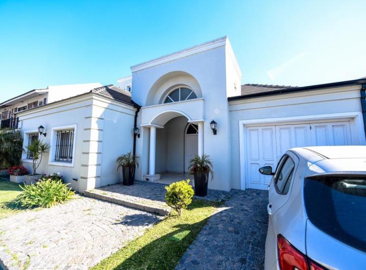 Casa · 260m² · 5 Ambientes · 2 Cocheras