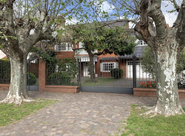 Casa · 460m² · 4 Dormitorios · 3 Cocheras