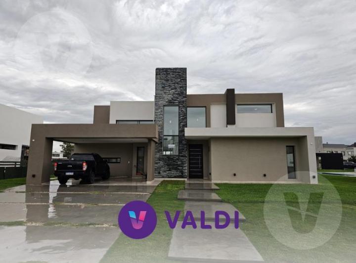 Casa · 211m² · 5 Ambientes · 2 Cocheras