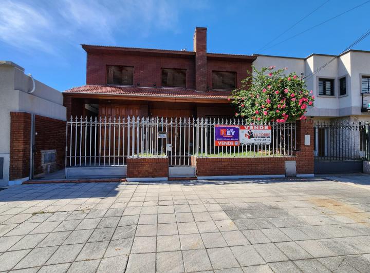 Casa · 168m² · 6 Ambientes · 3 Cocheras