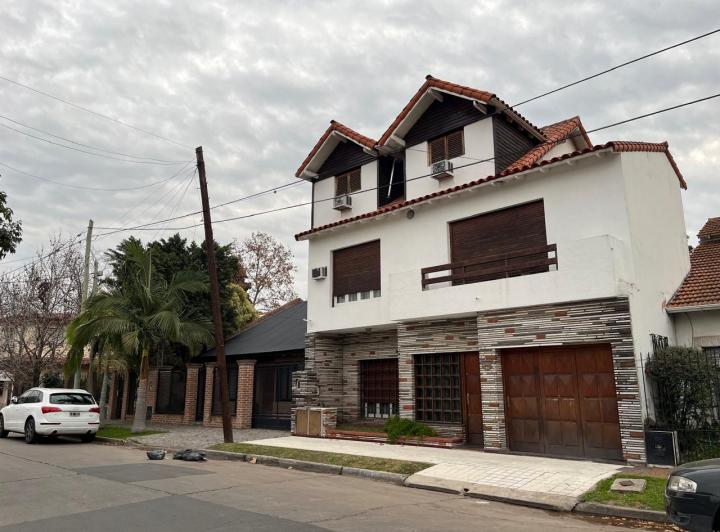 Casa · 287m² · 6 Ambientes · 2 Cocheras