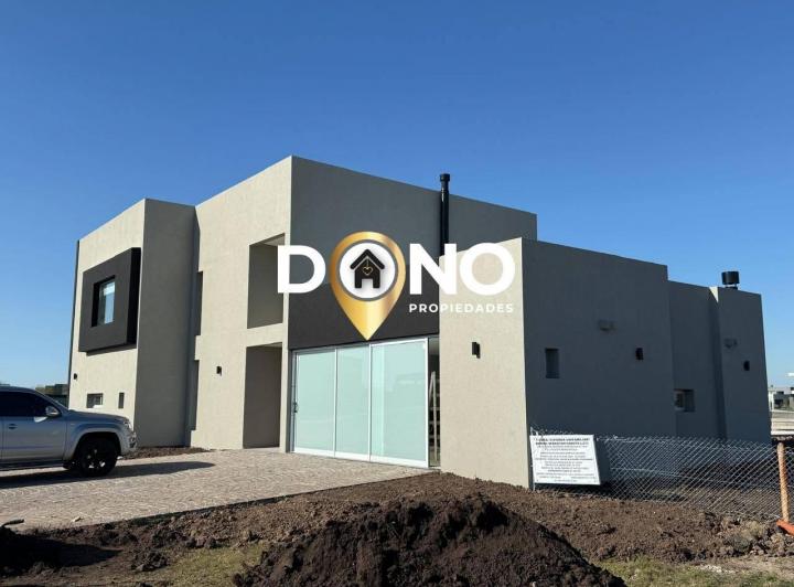 Casa · 300m² · 5 Ambientes · 2 Cocheras