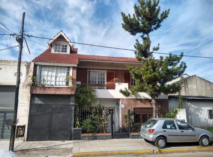 Casa · 135m² · 6 Ambientes · 2 Cocheras