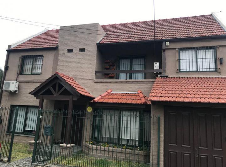 Casa · 220m² · 5 Ambientes · 1 Cochera