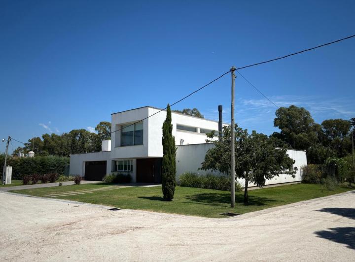 Casa · 320m² · 6 Ambientes · 2 Cocheras