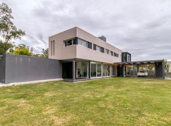 Casa · 400ha · 7 Ambientes · 3 Cocheras