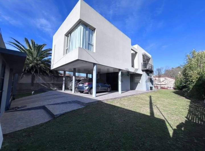 Casa · 180m² · 5 Ambientes · 2 Cocheras