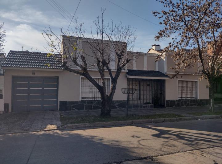 Casa · 200m² · 5 Ambientes · 3 Cocheras