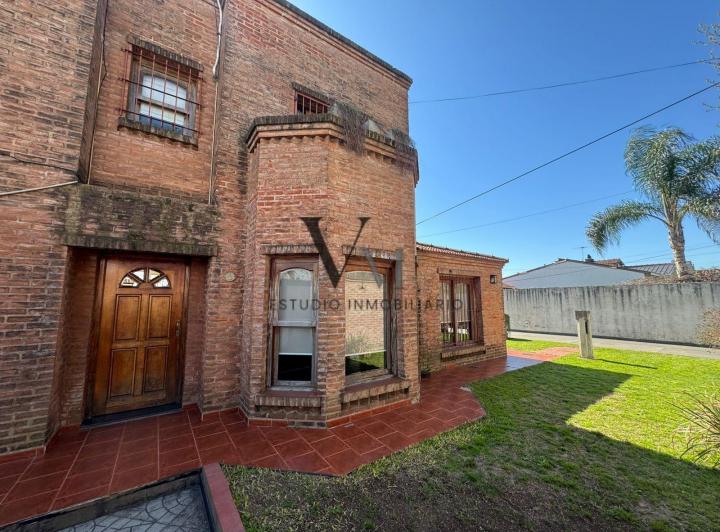 Casa · 300m² · 6 Ambientes · 3 Cocheras