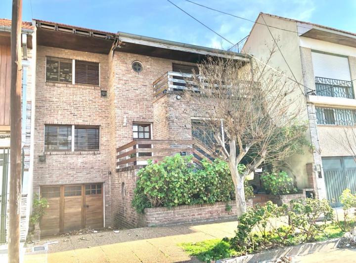 Casa · 218m² · 5 Ambientes · 2 Cocheras