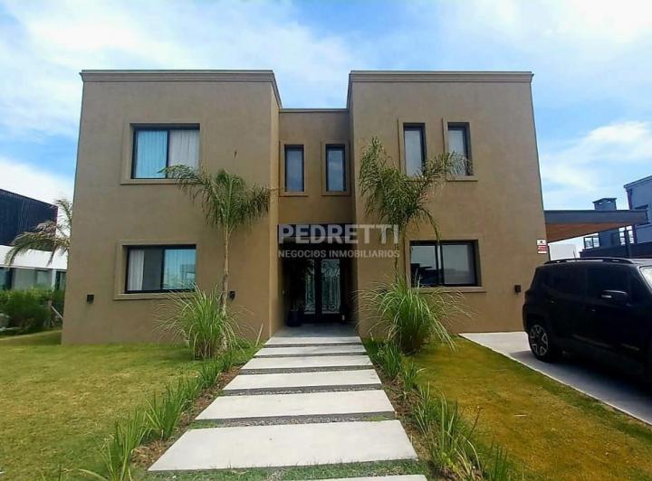 Casa · 220m² · 6 Ambientes · 4 Cocheras