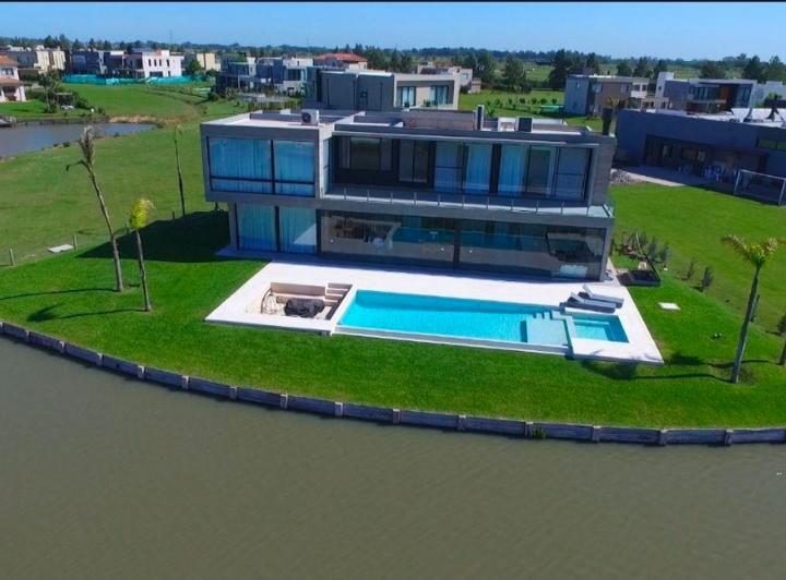 Casa · 600m² · 5 Ambientes · 2 Cocheras