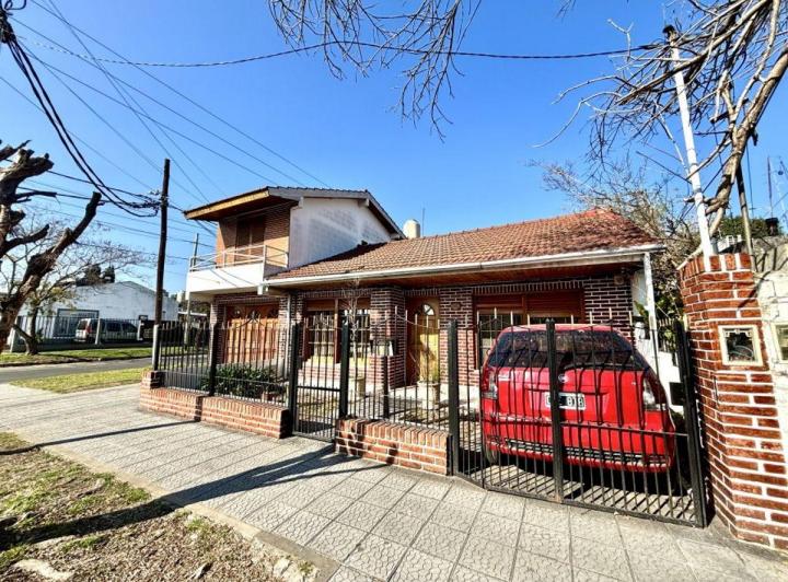 Casa · 250m² · 5 Ambientes · 2 Cocheras