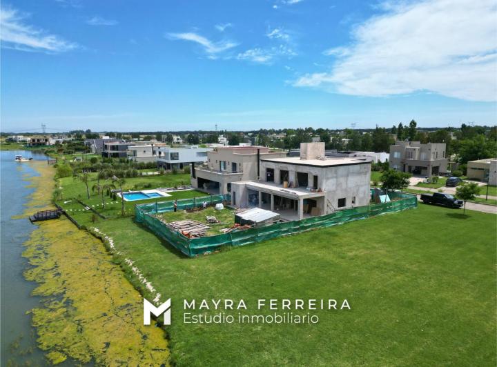 Casa · 270m² · 5 Ambientes · 4 Cocheras