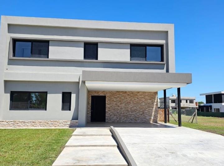 Casa · 241m² · 6 Ambientes · 2 Cocheras
