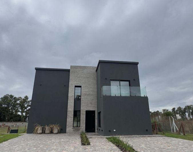 Casa · 252m² · 5 Ambientes · 2 Cocheras