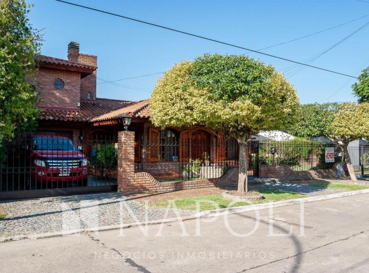 Casa · 300m² · 5 Ambientes · 1 Cochera