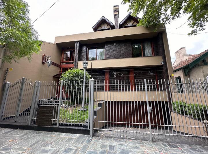 Casa · 330m² · 6 Ambientes · 4 Cocheras