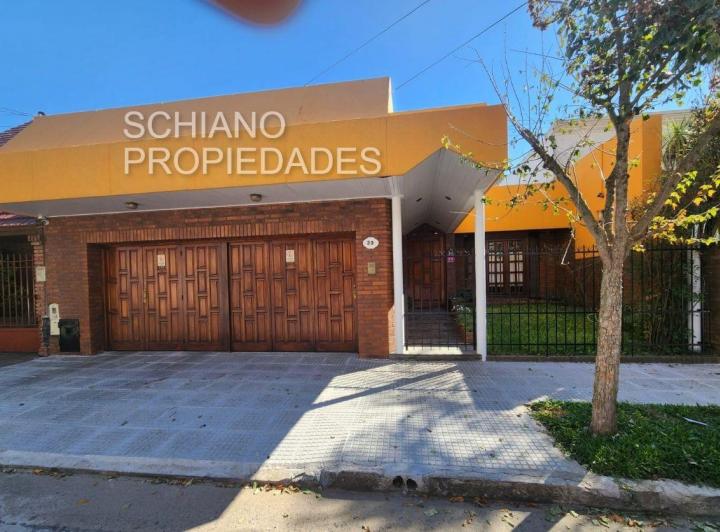 Casa · 250m² · 4 Ambientes · 3 Cocheras