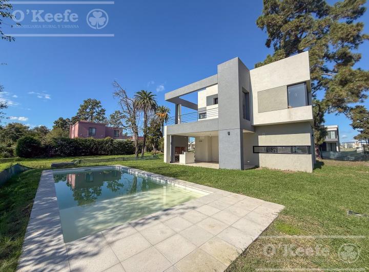 Casa · 222m² · 5 Ambientes · 2 Cocheras