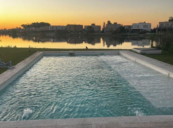 Casa · 220m² · 5 Ambientes · 2 Cocheras