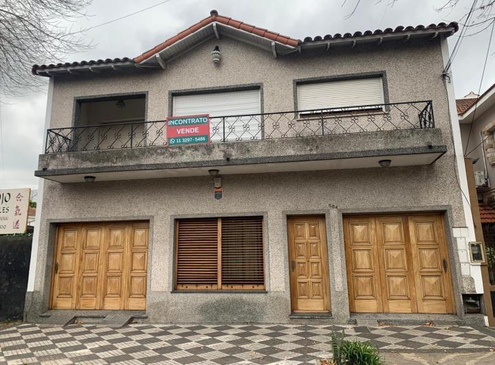 Casa · 240m² · 6 Ambientes · 2 Cocheras