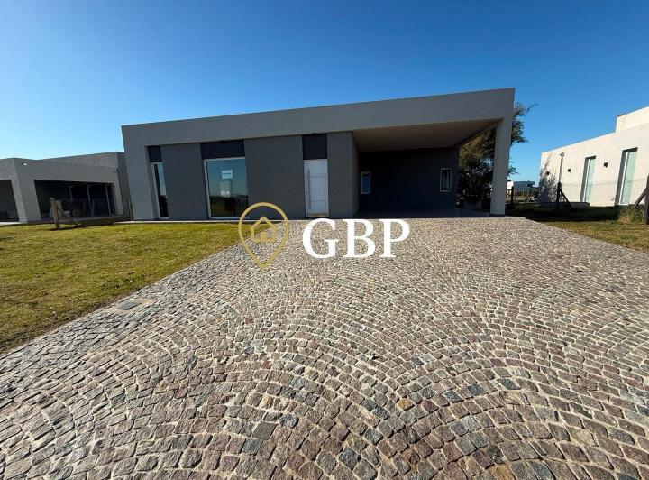 Casa · 143m² · 5 Ambientes · 2 Cocheras