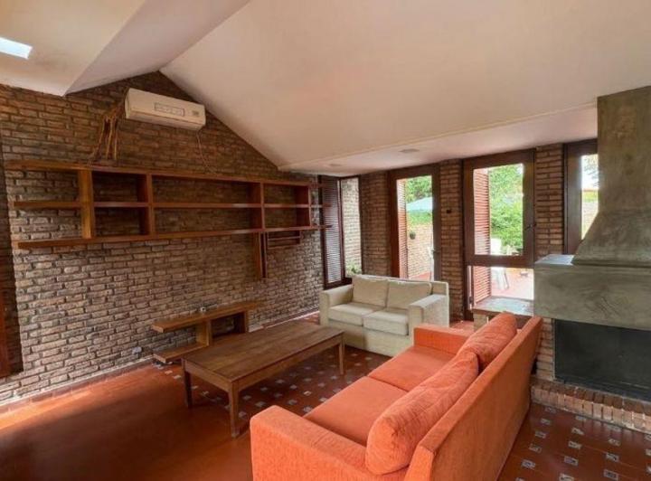 Casa · 240m² · 6 Ambientes · 1 Cochera