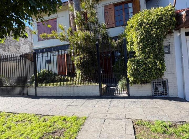 Casa · 320m² · 5 Ambientes · 2 Cocheras