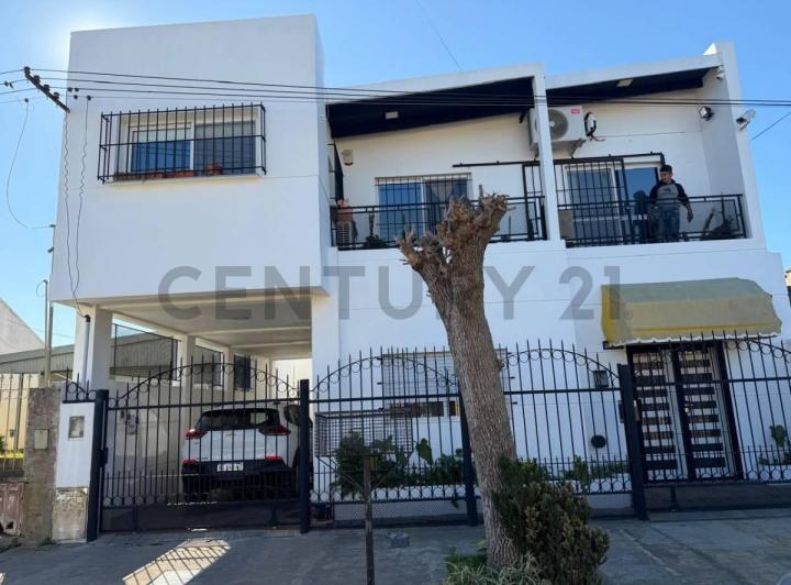 Casa · 238m² · 7 Ambientes · 2 Cocheras