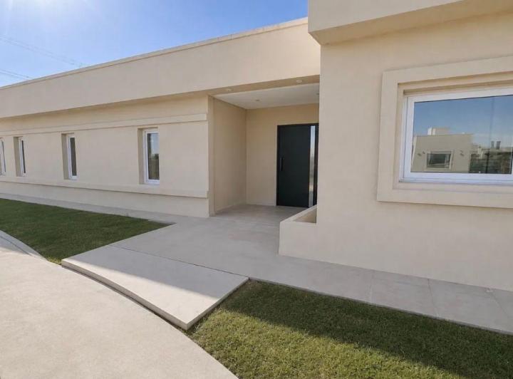 Casa · 256m² · 5 Ambientes · 2 Cocheras