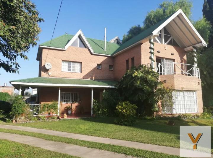 Casa · 438m² · 6 Ambientes · 1 Cochera