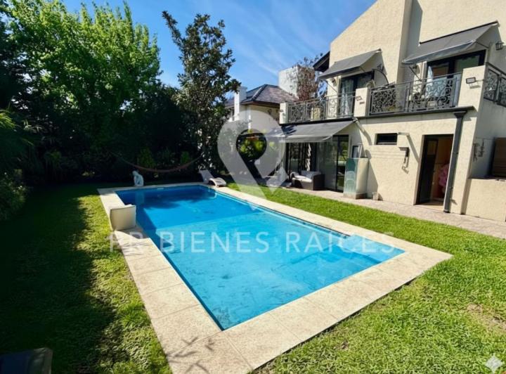Casa · 218m² · 6 Ambientes · 2 Cocheras