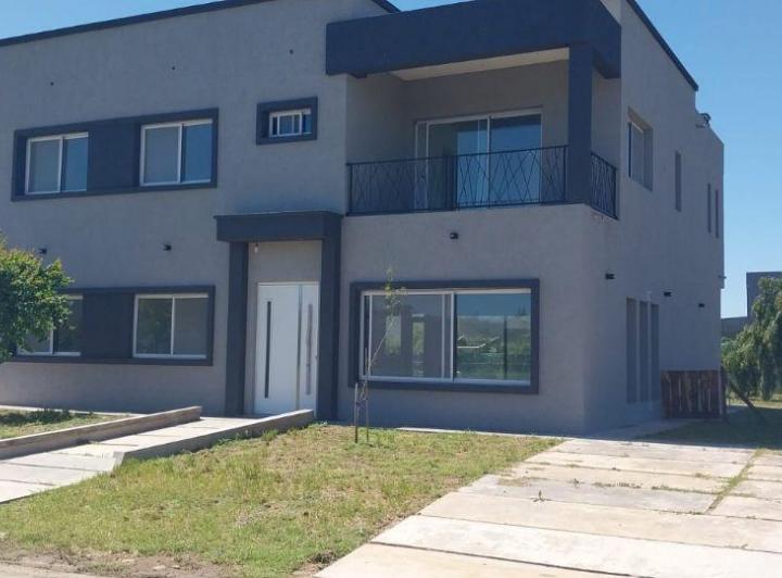 Casa · 246m² · 7 Ambientes · 2 Cocheras