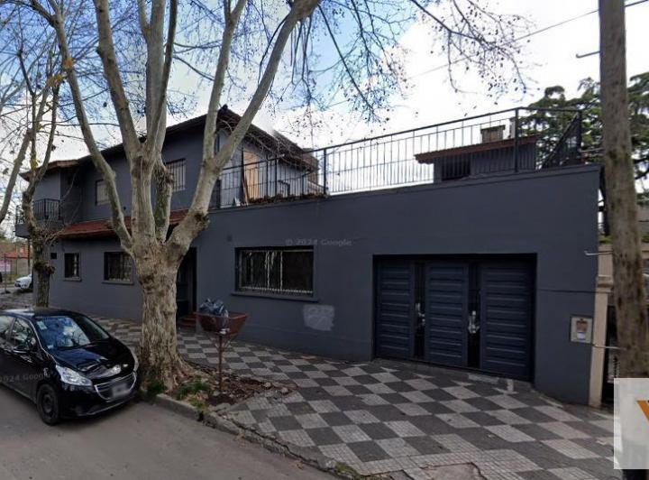 Casa · 245m² · 5 Ambientes · 2 Cocheras
