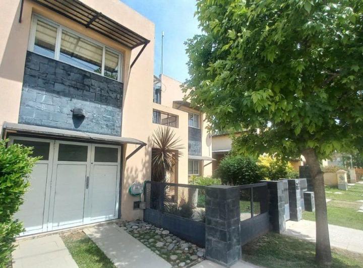 Casa · 232m² · 5 Ambientes · 1 Cochera
