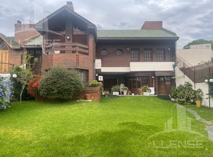 Casa · 500m² · 6 Ambientes · 3 Cocheras