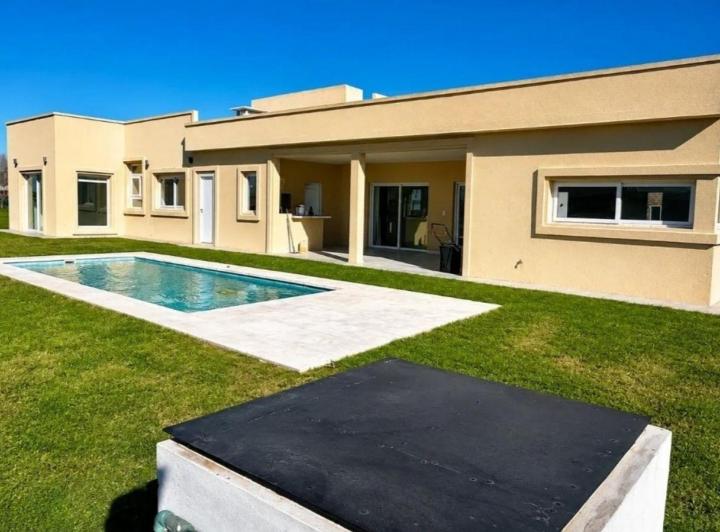 Casa · 256m² · 5 Ambientes · 4 Cocheras