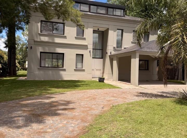 Casa · 258m² · 5 Ambientes · 6 Cocheras