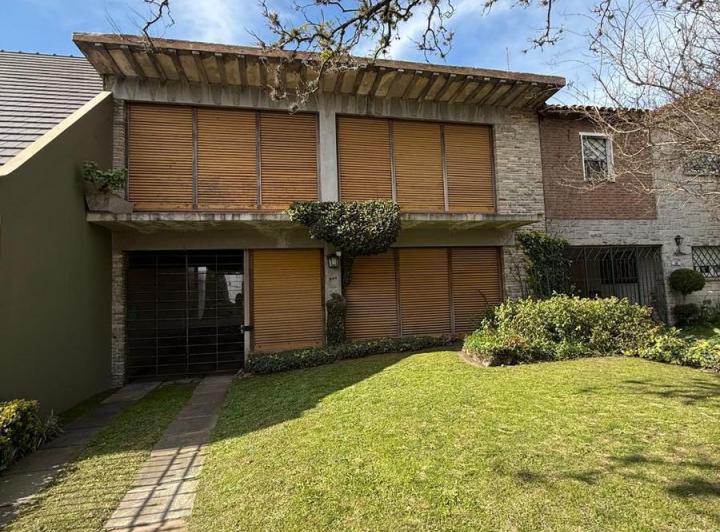 Casa · 242m² · 7 Ambientes · 3 Cocheras