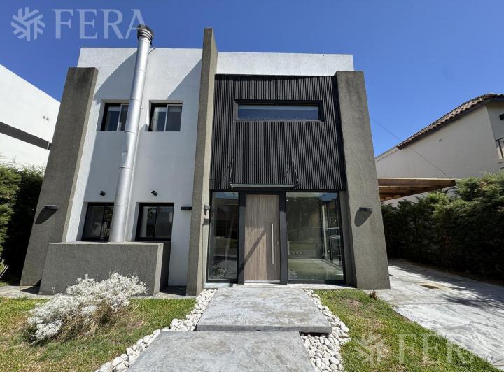 Casa · 330m² · 6 Ambientes · 1 Cochera