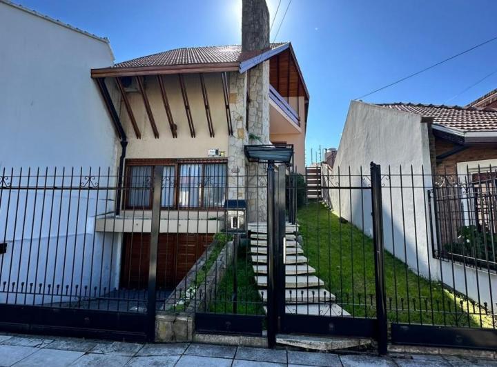 Casa · 266m² · 6 Ambientes · 2 Cocheras